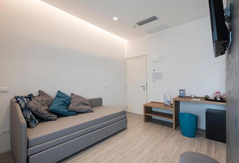 جناح جونيور, Majorca