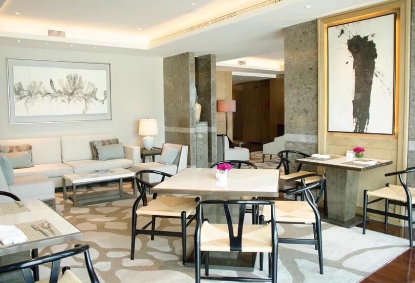 带大床的俱乐部房间, Sheraton Zhuhai