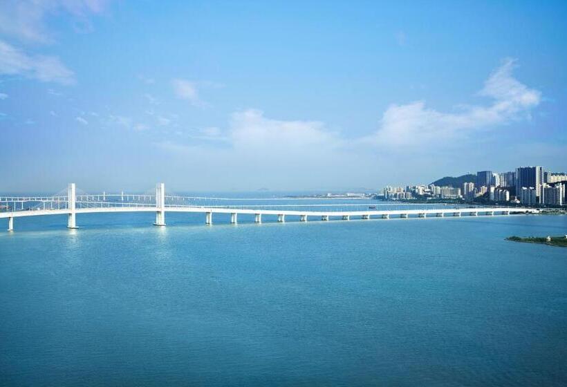 带大床的豪华间, Sheraton Zhuhai