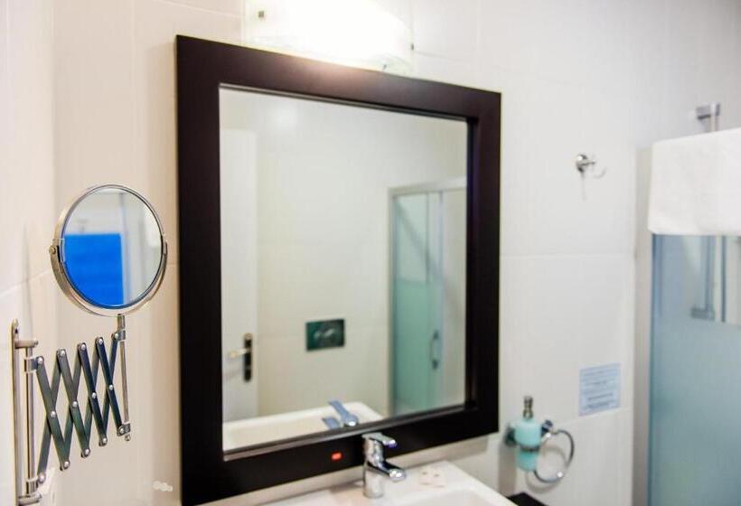 标准三人间, Via Farilya