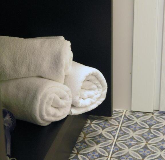 标准三人间, Via Farilya