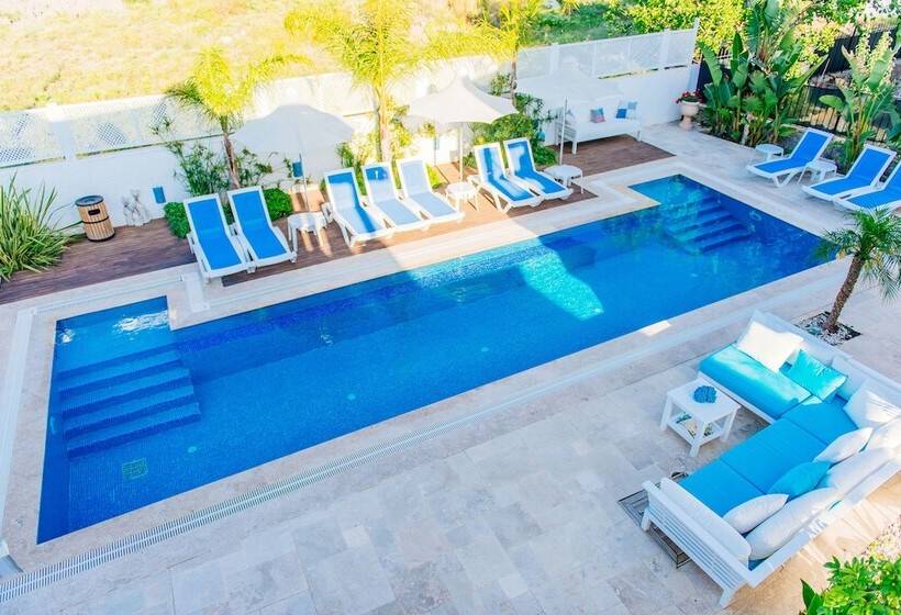 标准三人间, Via Farilya