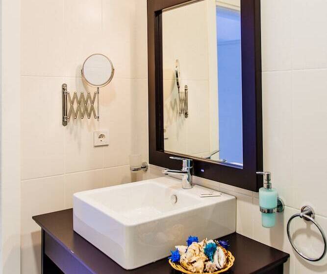 标准三人间, Via Farilya