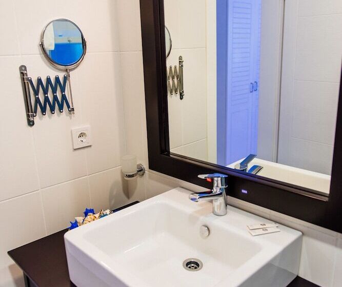 标准三人间, Via Farilya