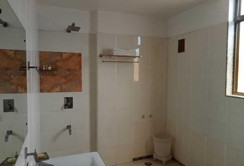 غرفة تنفيذية, Yash Regency