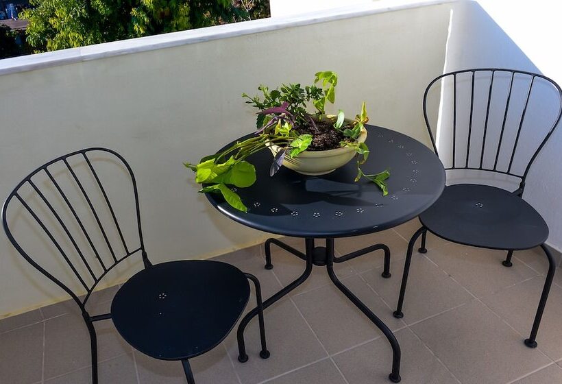 スタンダードスタジオ, Lefka Hotel & Apartments