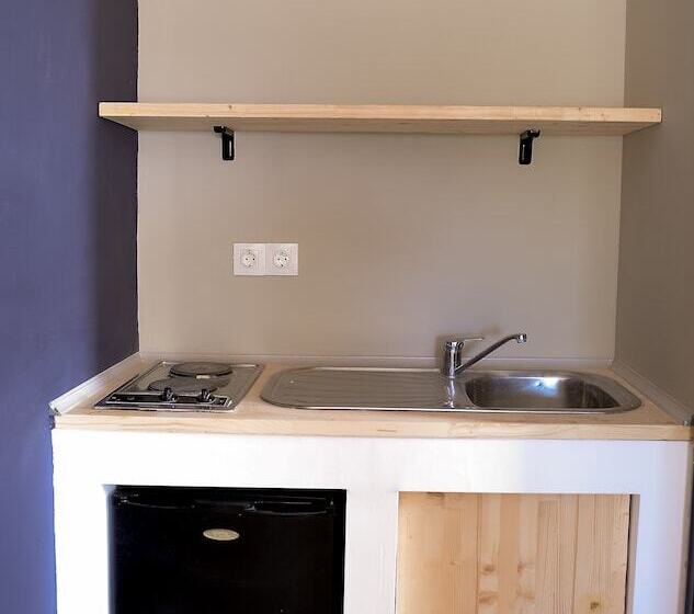 スタンダードスタジオ, Lefka Hotel & Apartments