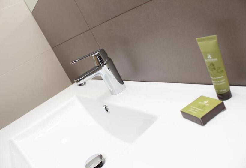 חדר משפחתי, Brentwood Guest House