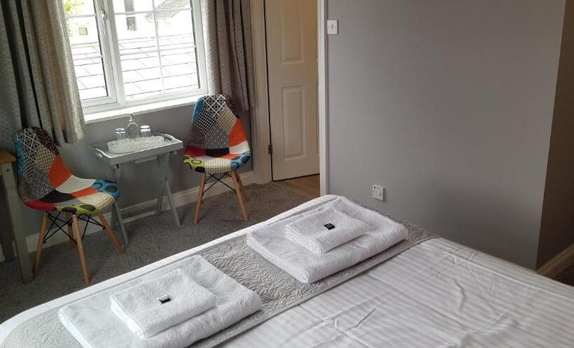 חדר סופריור, Hensleigh House