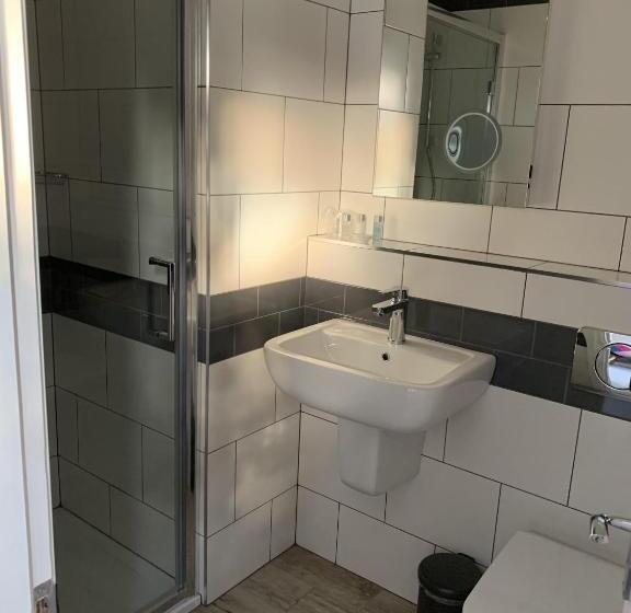 标准单人间, Hensleigh House