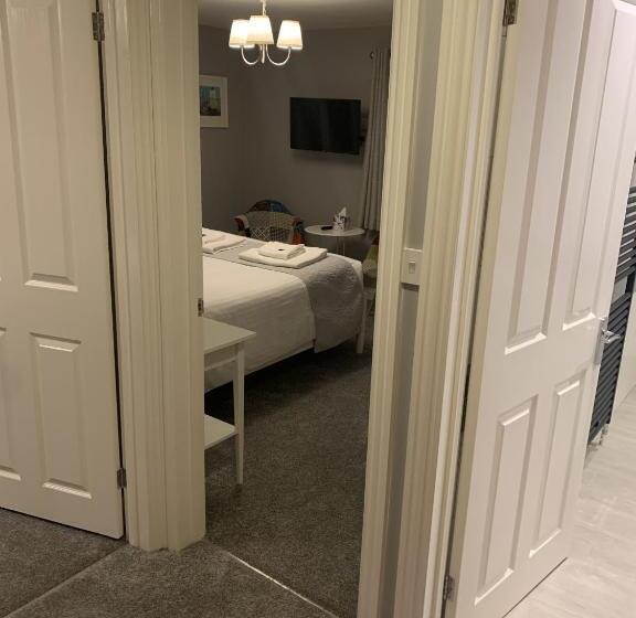 סוויטה משפחתית, Hensleigh House