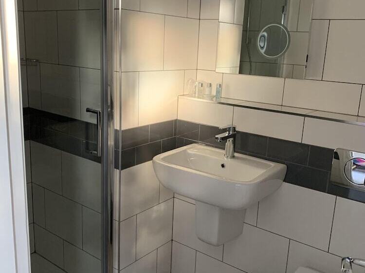 标准单人间, Hensleigh House