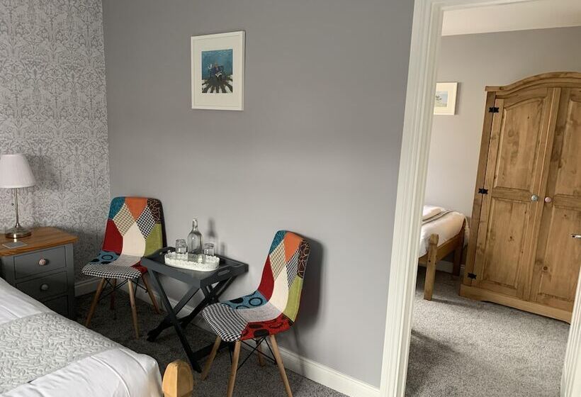 スイート(家族用), Hensleigh House