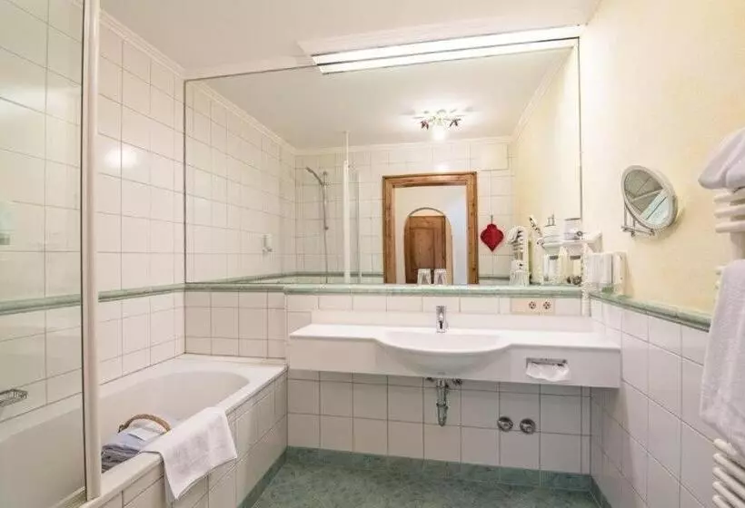 Comfort suite with balcony, Seehotel Jägerwirt