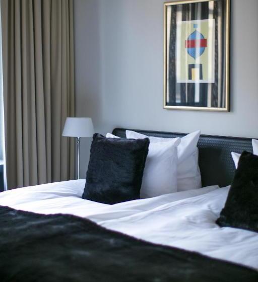 Номер Комфорт, Lilla Roberts