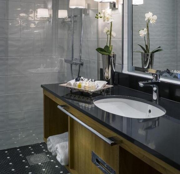 Номер Комфорт, Lilla Roberts