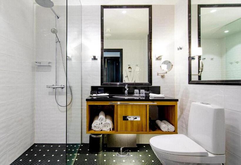 Номер Стандарт, Lilla Roberts