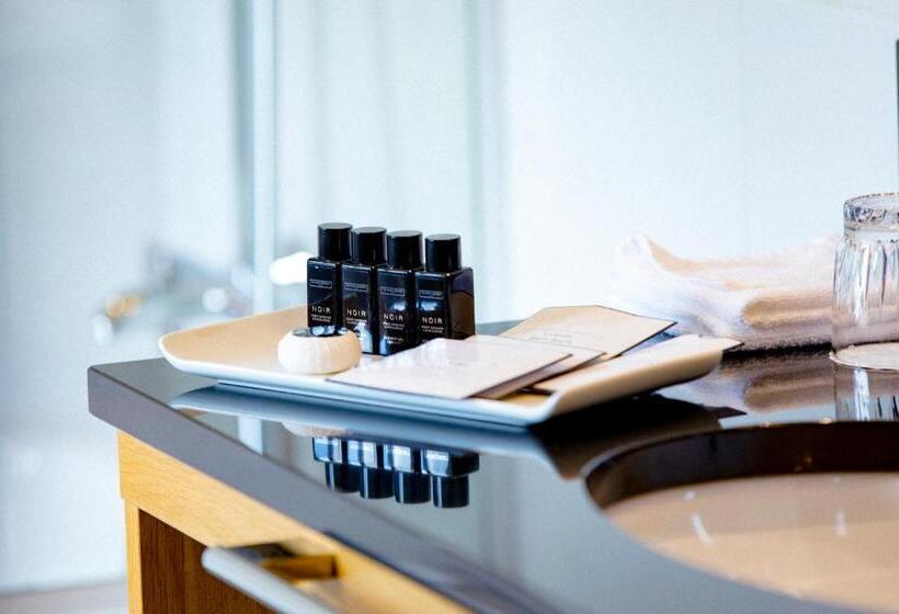 Номер Стандарт, Lilla Roberts