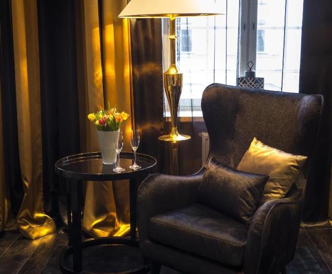 Номер Deluxe, Lilla Roberts