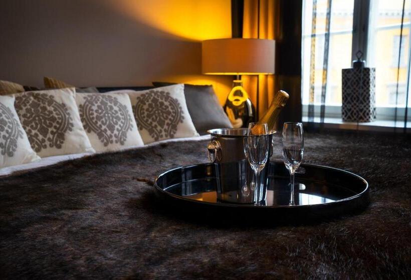 Номер Deluxe, Lilla Roberts