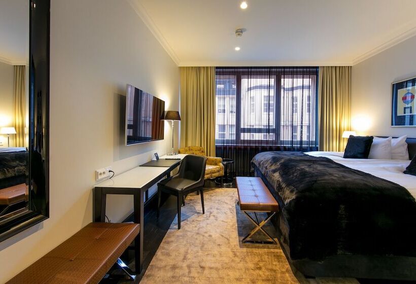 Номер Комфорт, Lilla Roberts