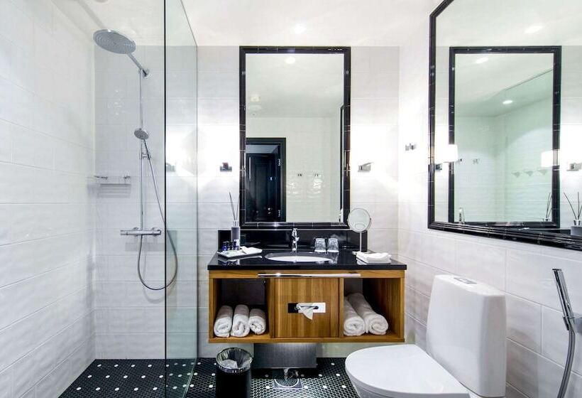 Номер Deluxe, Lilla Roberts