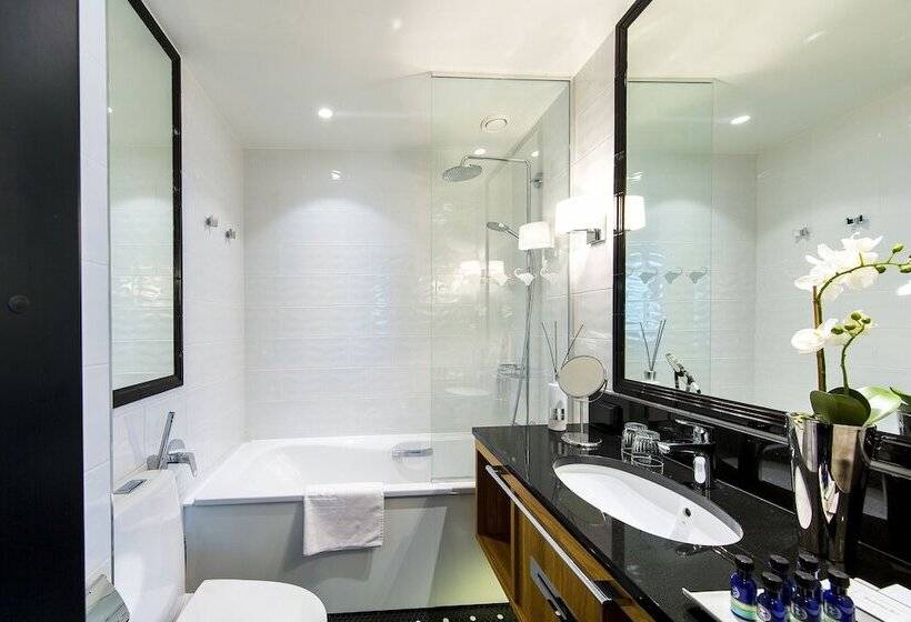 Номер Deluxe, Lilla Roberts