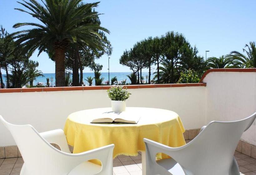 اتاق سه نفره دلوکس با چشم‌انداز دریا, San Remo   All Inclusive   Fronte Mare   Spiaggia Privata