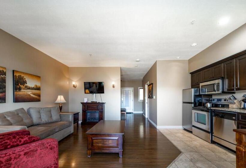 Deluxe Suite King Bed, The Castle At Swan Lake