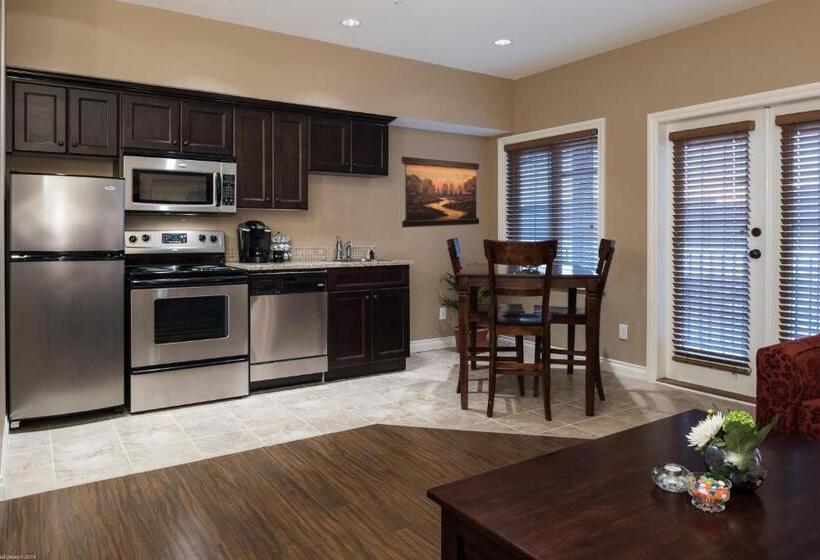 Deluxe Suite King Bed, The Castle At Swan Lake