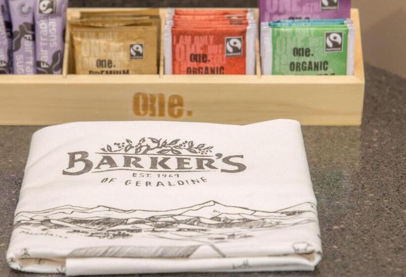 标准工作室, Asure Scenic Route Motor Lodge