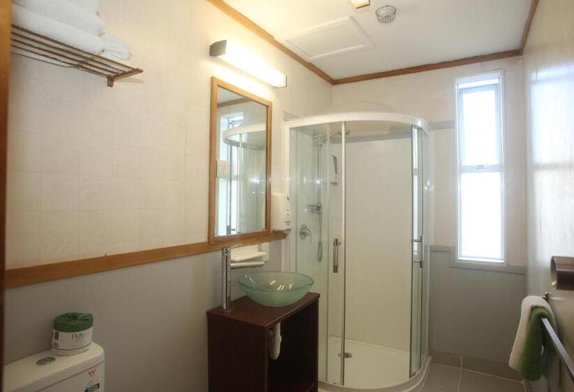 חדר משפחתי, The Grand Hotel Wanganui