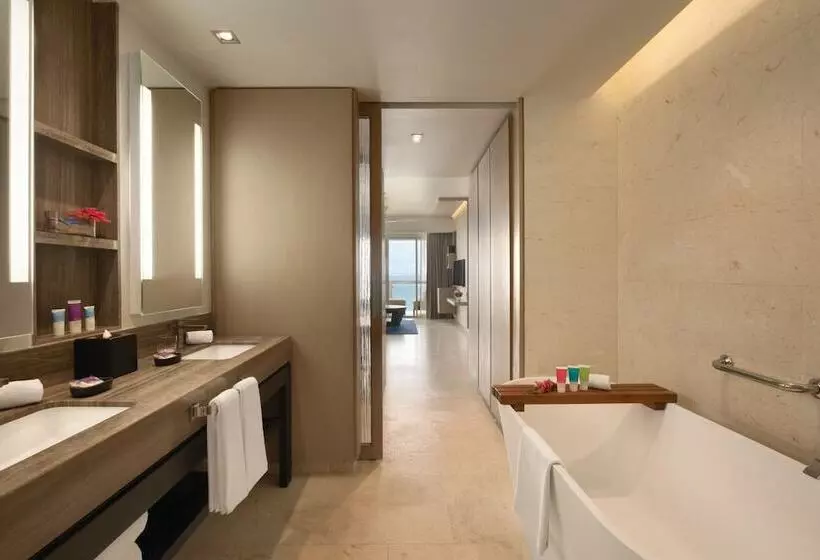 سوییت جونیور با چشم‌انداز دریا, Hyatt Ziva Rose Hall All Inclusive
