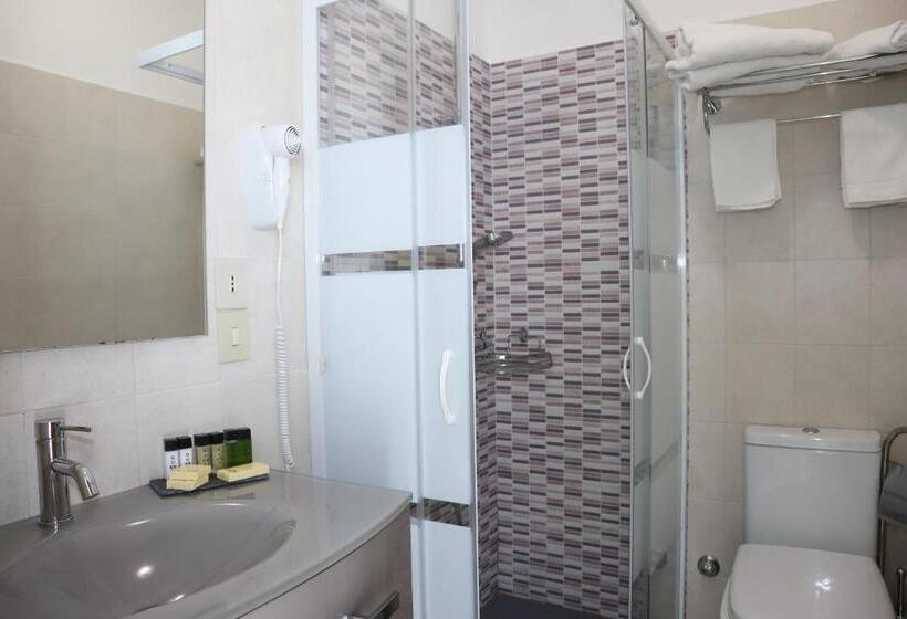 חדר משפחתי, La Bussola