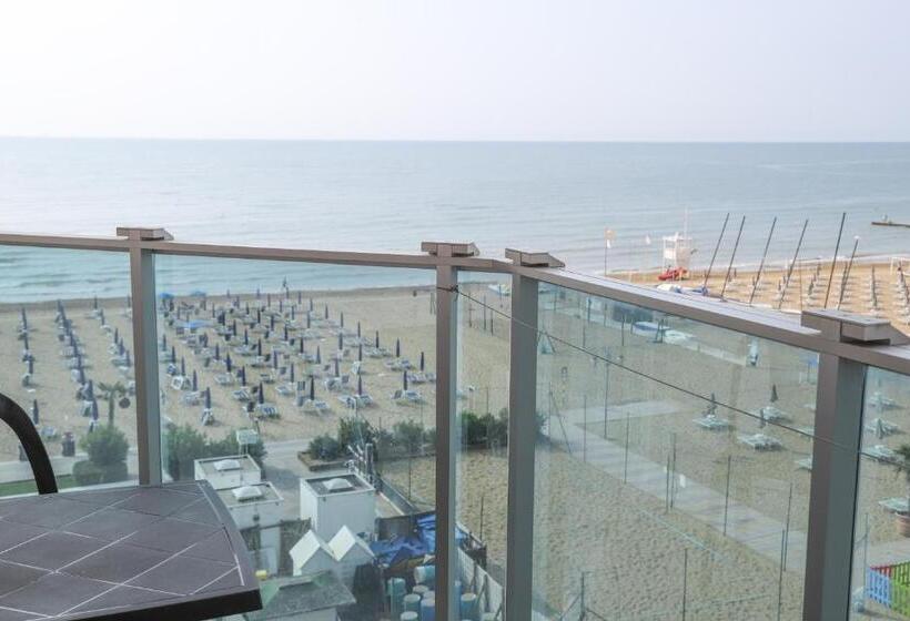 חדר בסיסי לשלושה, La Bussola