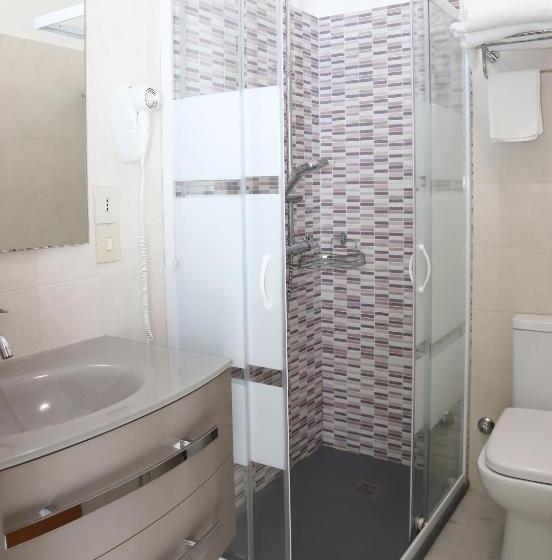 חדר בסיסי לשלושה, La Bussola