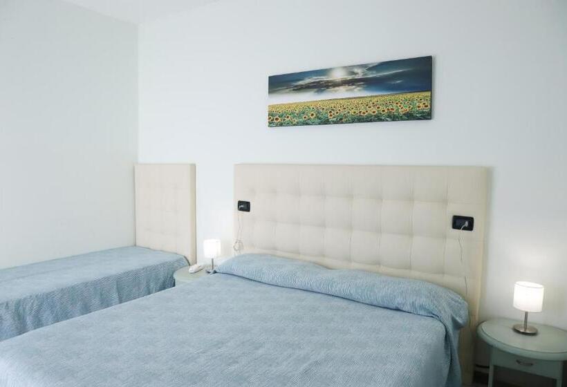 חדר בסיסי לשלושה, La Bussola