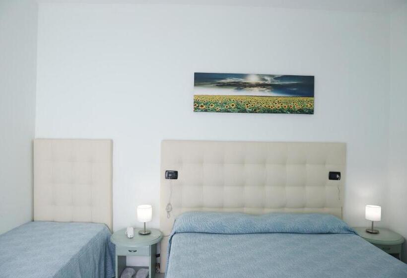 חדר בסיסי לשלושה, La Bussola