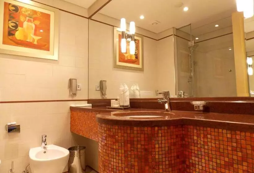 اتاق استاندارد با تخت بزرگ, Millennium Hotel & Convention Centre Kuwait