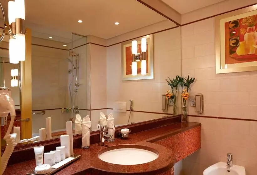 Club Room King Bed, Millennium Hotel & Convention Centre Kuwait