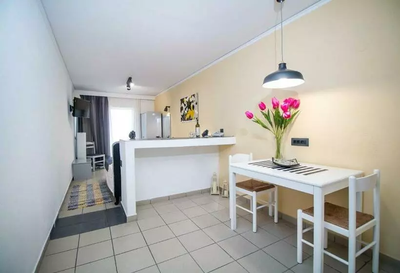 استودیوی استاندارد, Kahlua Hotel Apartments