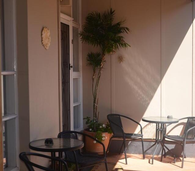 اتاق استاندارد, Clifton Motel