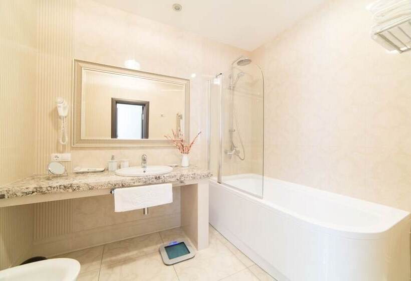 سوییت با چشم‌انداز دریا, Arli