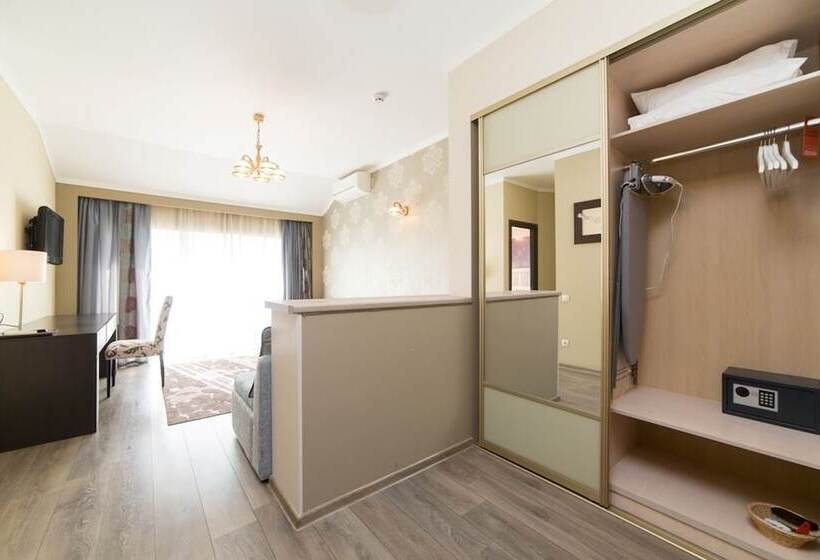 سوییت با چشم‌انداز دریا, Arli