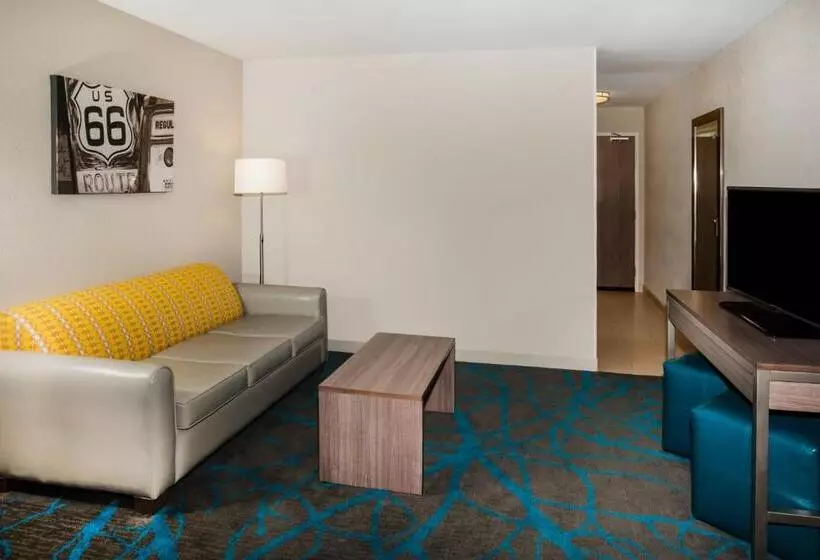 スイート, Holiday Inn Express & Suites Litchfield, An Ihg