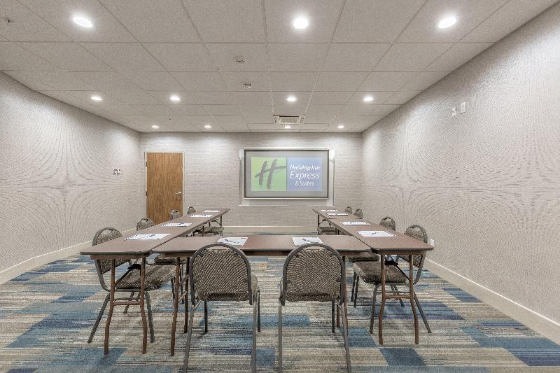 מיטת קינג בסוויטה, Holiday Inn Express & Suites Tulsa Midtown, An Ihg