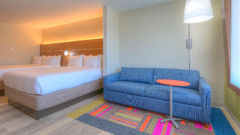 מיטת קינג בסוויטה, Holiday Inn Express & Suites Tulsa Midtown, An Ihg