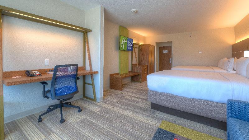 غرفة قياسية سرير ملكى لذوى الإحتياجات الخاصة, Holiday Inn Express & Suites Tulsa Midtown, An Ihg