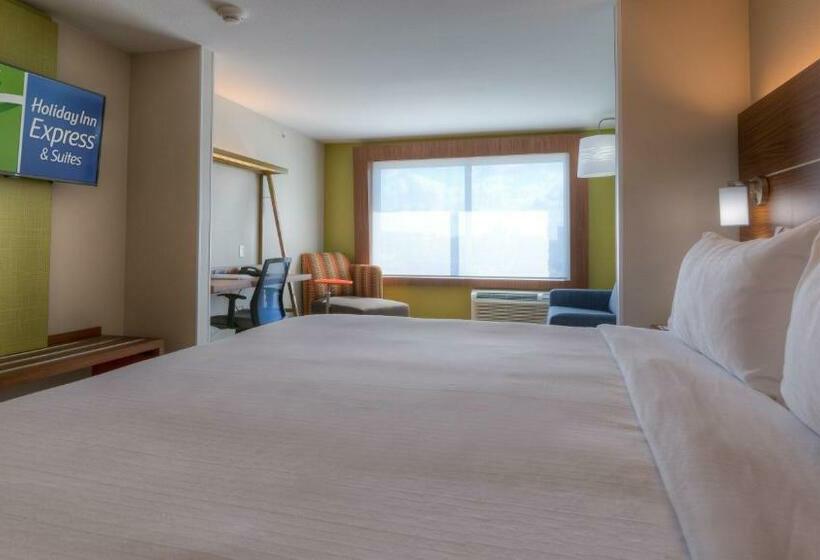 מיטת קינג בסוויטה, Holiday Inn Express & Suites Tulsa Midtown, An Ihg