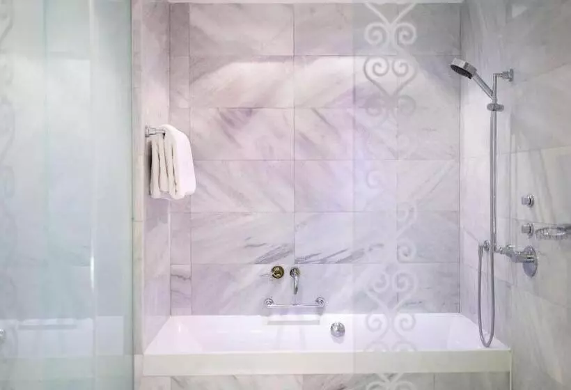 اتاق استاندارد با چشم‌انداز دریاچه, Hyatt Regency Dushanbe
